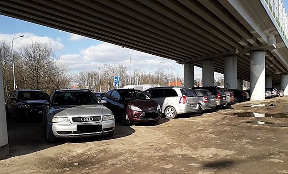 Parking "Parkuj i Jed" przy PKP Pudy znw si oddala