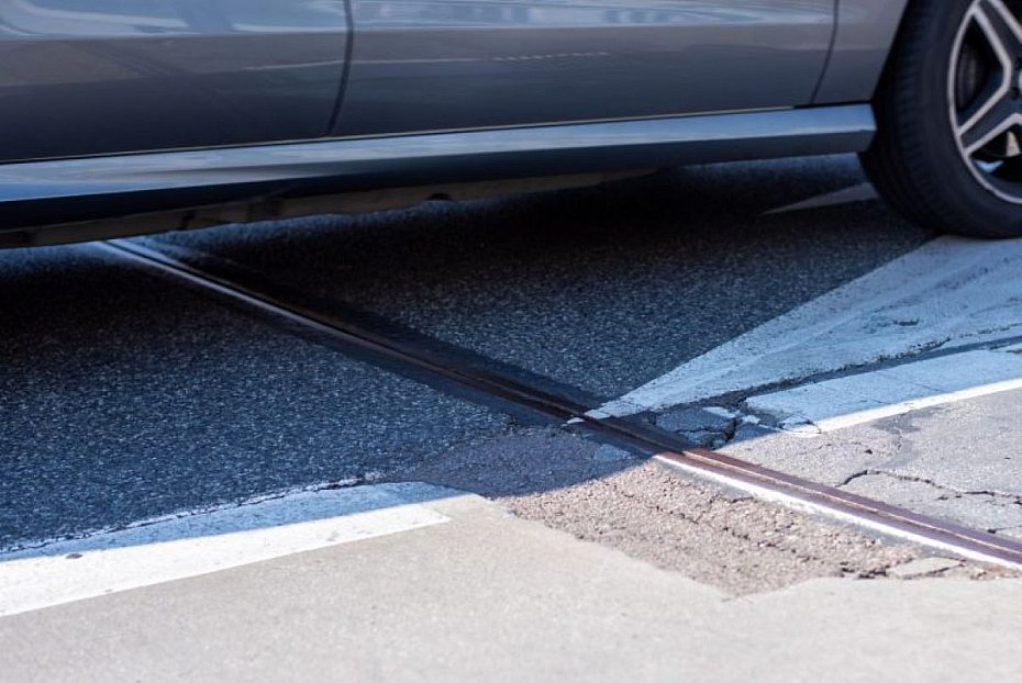 Ruch wahadowy na Ostrdzkiej. Wymiana dylatacji na mocie nad rzek Dug