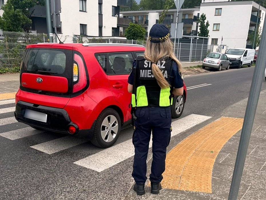 Stra�niczki miejskie pomog�y 11-latkowi po potr�ceniu na przej�ciu