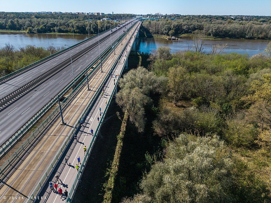 Nowa ods�ona Biegu przez Most. Biegacze opanuj� jezdni� mostu