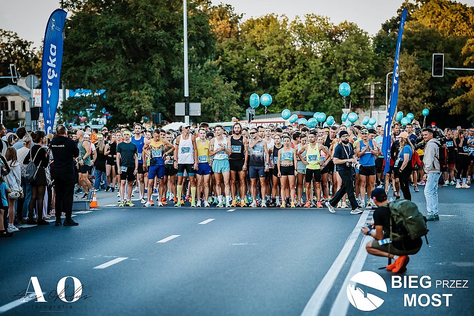 Bia�o��ka pobieg�a przez most. Rekordowa edycja przyci�gn�a blisko 1400 os�b
