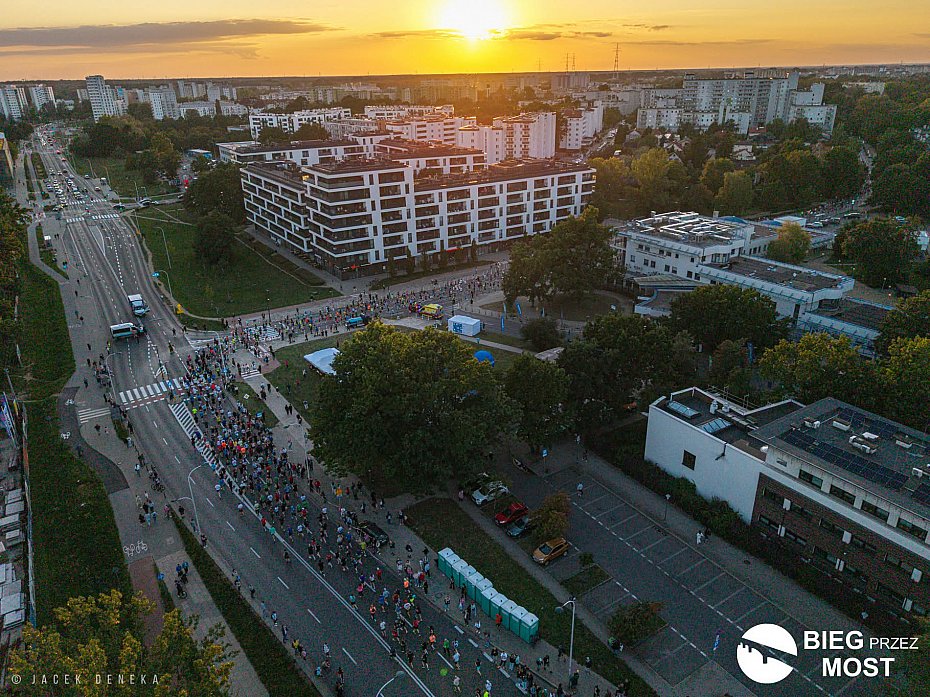 Bia�o��ka pobieg�a przez most. Rekordowa edycja przyci�gn�a blisko 1400 os�b
